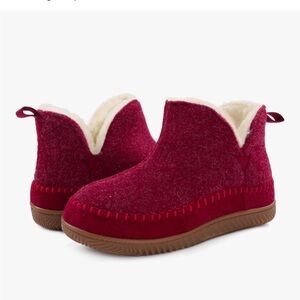 NWT Cozy Warm Red Slippers, Sherpa, Memory Foam, Rubber sole, slip on, Size 6